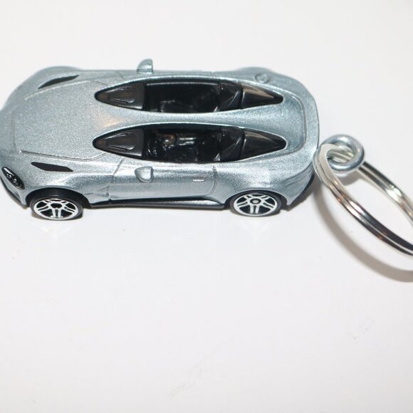 Hot Wheels Exotics 2020 Aston Martin V12 Speedster CUSTOM keychain W/card - Picture 5 of 6